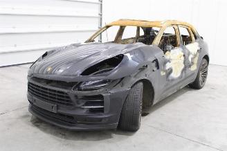 damaged caravans Porsche Macan  2019/7